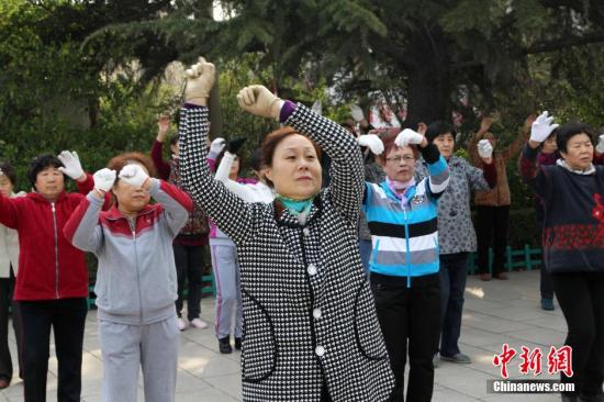 广场舞获政策力挺有望被“扶正” 网友忧公共用地被占