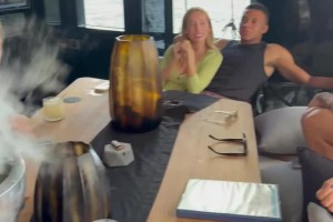 姆巴佩度假游艇上搂着女友，依然关注着世界杯决赛
