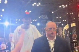 小球迷拿着布伦森的球衣找文班要签名，被文班给拒绝了