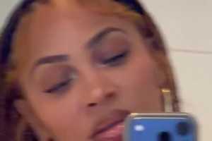 登哥女友拿着手机在镜子前自拍！这香肠嘴小编表示欣赏不来