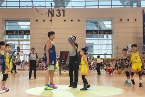这还怎么玩？！全国U9联赛，惊现8岁男孩身高1米85！