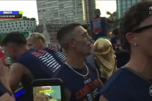 亲上啦！皮诺对一个国家队队友说：“给我一个吻”，然后就被亲了