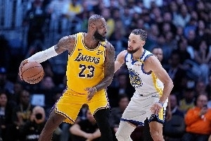 狂飙！老詹库里宿命对决，NBA传奇继续书写