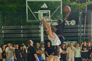 NBA扣篮王之强劲表现！迪亚洛于徐家汇野球场呈现震撼战斧式隔扣