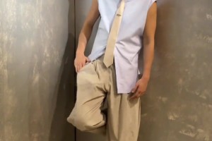 佩奇身着浅色坎肩配俏皮小领带，墨镜一戴，气场直接拉满！