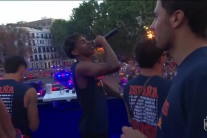 气氛组组长上线！亚马尔夺冠巡游时在大巴上手握话筒嗨唱