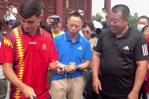 在火力“老”年王面前，世界杯冠军来了也得好好学