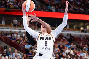 全网热议！WNBA球星卡林顿发声，种族言论引发球迷热议