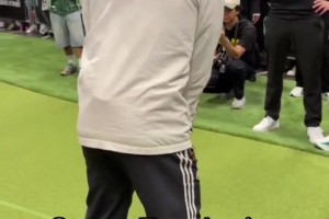 还会高尔夫？网红甲亢哥一杆进洞，弗拉格为他献上掌声