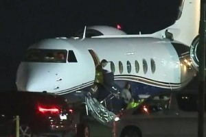 梅西一家乘坐私人飞机深夜抵达罗萨里奥