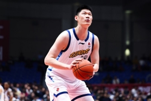 球员流动引争议：胡金秋成转会焦点，多方争夺引CBA热议