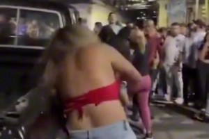 互扯头发！阿根廷女球迷和西班牙女球迷打起来了！