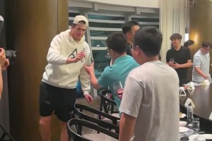 里夫斯中国！球迷晒视频：1.85亿美元先生和你敬酒的感觉！
