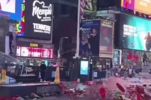 外国网友发视频：阿根廷球迷离开后，时代广场一片狼藉
