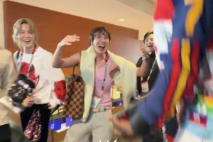 逆天！甲亢哥遇上BTS防弹少年团，双方互相学狗叫！