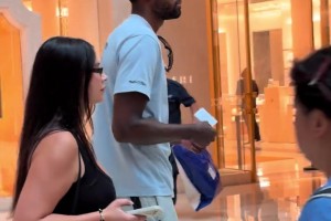 不好意思我满眼都是嫂子 没注意到边上的乔治！！