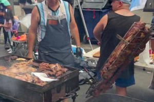 阿根廷球迷直接在时代广场中间烤肉