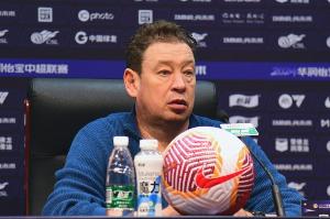 斯卢茨基启程回国，于汉超等申花人士机场送别