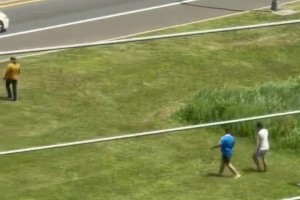 阿根廷球迷穿过高速公路前往球场！美国网友：你对第三世界国家能有什么期待？