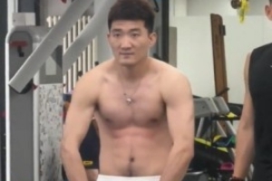 孙铭徽健身风采再展现，坚持百炼成钢训练