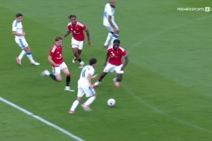 曼联1-1遭扳平！利兹联前场断球，阿伦森禁区内推射破门！
