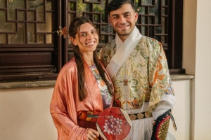 佩德里晒苏州之行照片：体验汉服、踢蹴鞠、参观苏州园林