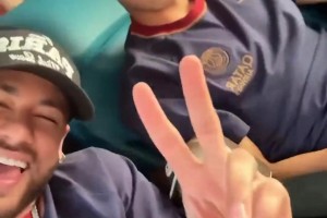 阿西巴！经典回顾内马尔让李刚仁看镜头合影