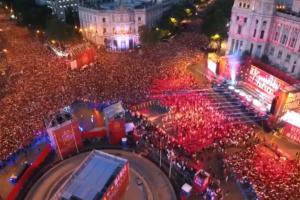 西班牙夺冠游行吸引近180万人，西贝莱斯广场人潮涌动达12万