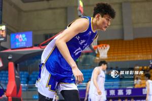 吴嘉浩签约西甲穆尔西亚成江苏骄傲 签约时特立独行