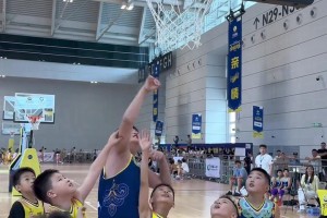 身高1米85你跟我说才9岁？当你在场上遇到这样天赋型选手，这还咋玩