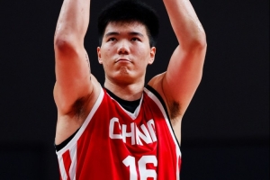 你也发挥出色了！焦泊乔半场仅出战8分钟，内外线得分高效，收获7分3篮板