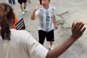 上海一国内阿根廷球迷与国外西班牙球迷互喷：输不起别说话