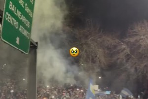 这阵仗！阿根廷球员回国后在敞篷大巴上和球迷互动