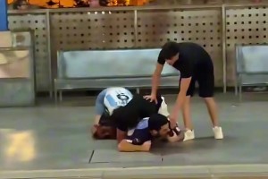 阿根廷球迷遭西班牙球迷嘲讽，情绪激动想冲过铁轨被众人拦下