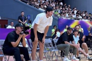 NBA强强对决，里夫斯与湖人队中国之旅：告别时刻，期待重逢