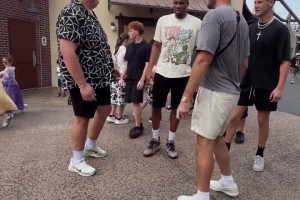 太有亲和力了！字母哥在迪士尼与粉丝合影...