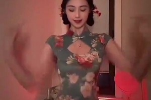 卓识身穿新中式旗袍热舞，这腰臀比真的性感啊！