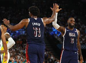 前NBA球星：41岁遭湖人舍弃的詹姆斯加盟76人，竟被指为追求冠军而抱团