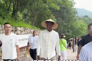 NBA状元AJ迪班萨登上了中国长城，着装非常入乡随俗