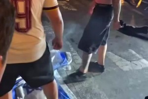 夺冠后的西班牙球迷在庆祝时，脚踩+车轧以色列国旗