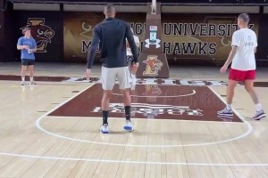 CJ-麦科勒姆持球突破对抗后中距离投篮，持续精进进攻技巧！