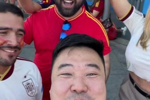 “川普”原来是西班牙球迷，和西班牙球迷一起庆祝