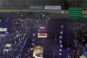 冠军待遇！阿根廷球员抵达首都后乘坐敞篷巴士，球迷深夜守候！